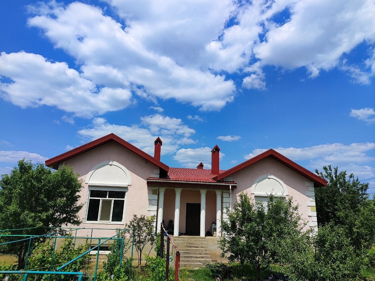 Продам большой дом г. Луганск, Артёмовский р-н, переулок Украинский.
Общая площадь участка 19 соток, жилого дома 195м² . На участке 3 строения: жилой ...