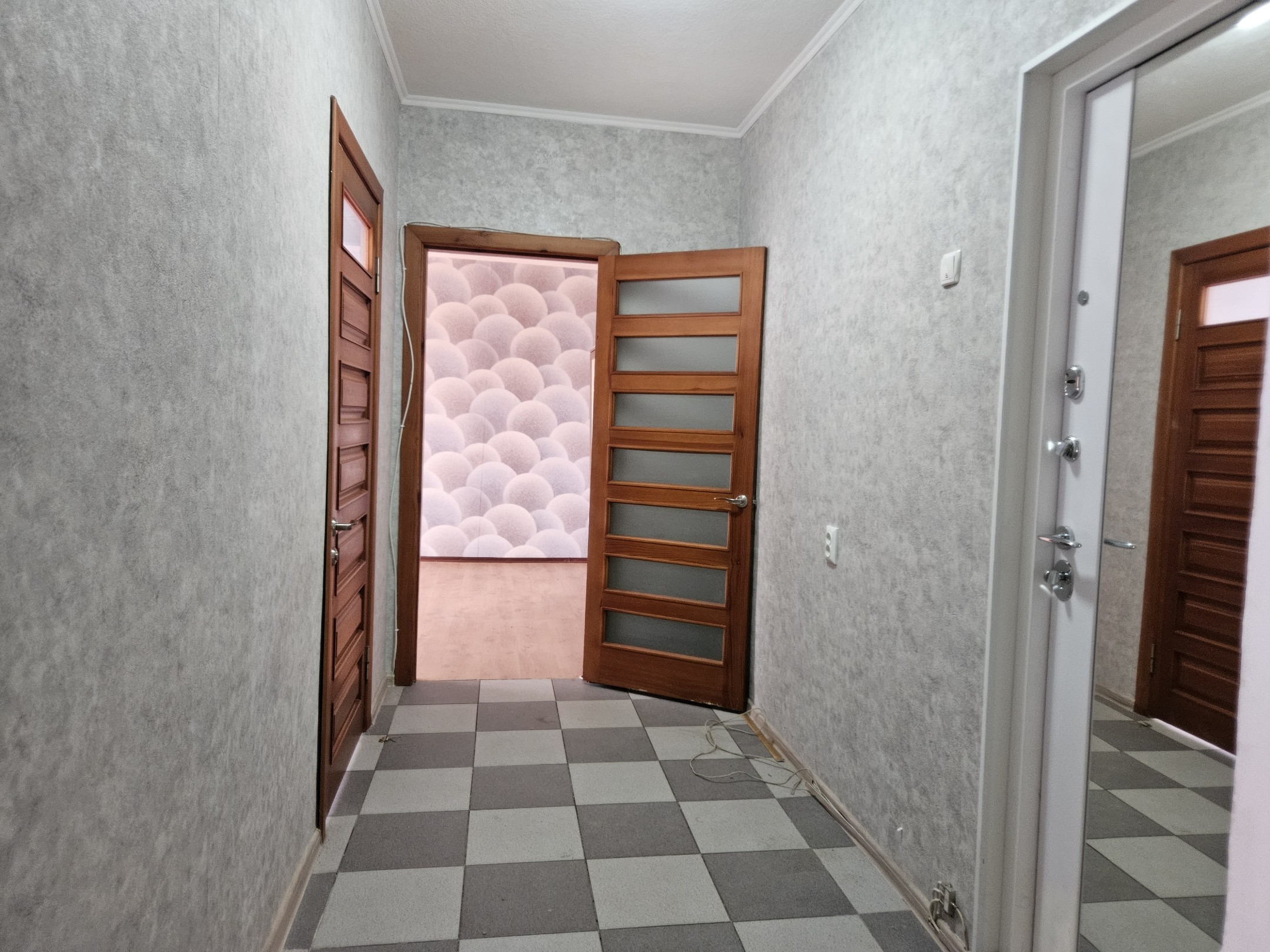 Продаётся 2-комнатная квартира 51.2 м² с современным ремонтом в Артёмовском районе, кв. Ольховский Общая площадь: 51.2 м² Ремонт: Хороший ремонт. Мебель и техника не остаются, что позволит обставить квартиру по своему вкусу. Окна: Металлопластиковые. Хороший, ухоженный балкон. Этаж: 6/9 🔹 Тихий и спокойный дв...