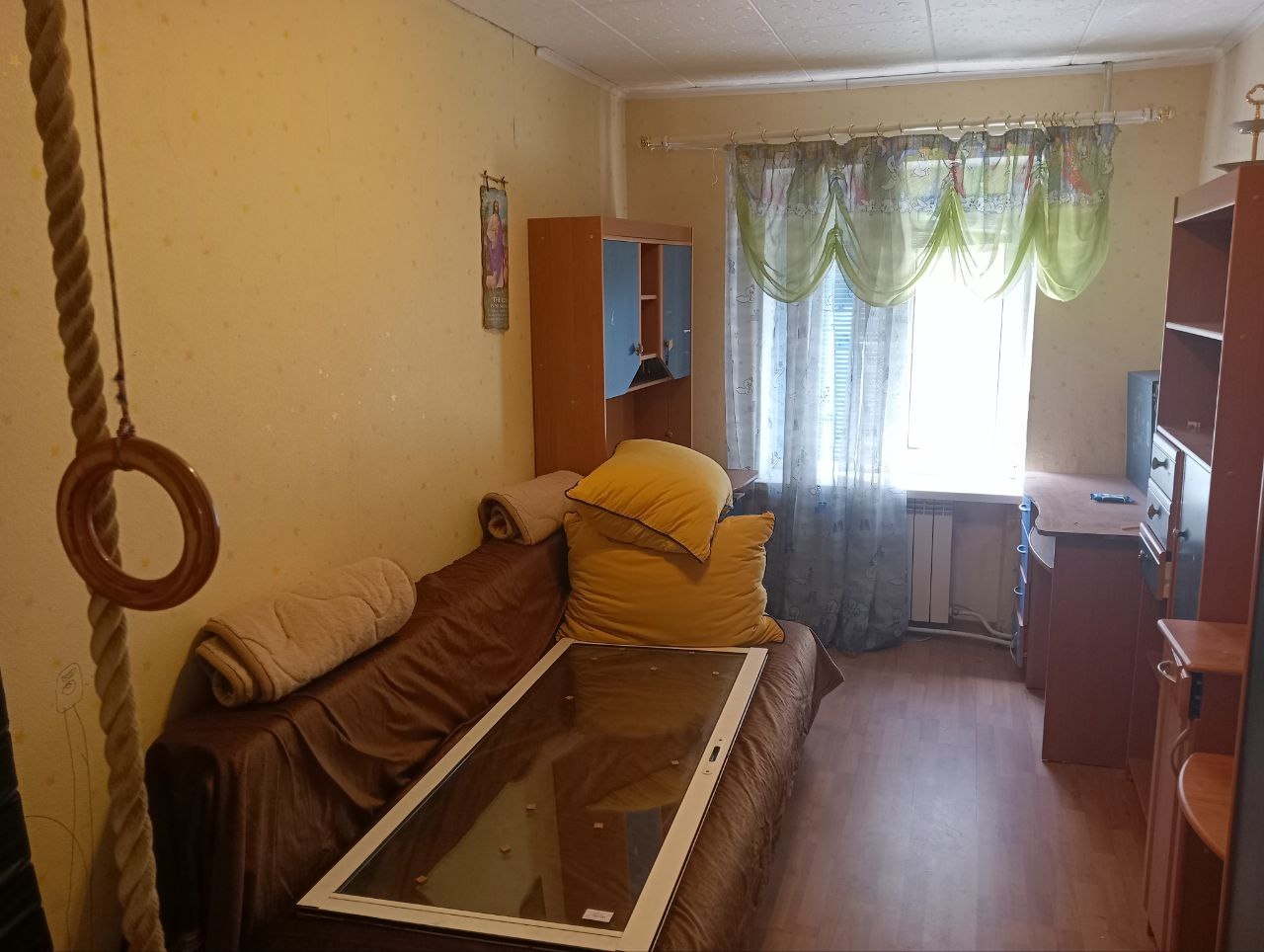 ! Продам 3-х комнатную квартиру в г. Краснодоне по ул. Комсомольская, (р-н Роддома), 3-й этаж, индивидуальное отопление, пластиковые окна, кондиционер, мебели и бытовая техника остается. 3 300 000,00 руб. торг. Тел: +7(959)102-72-31...