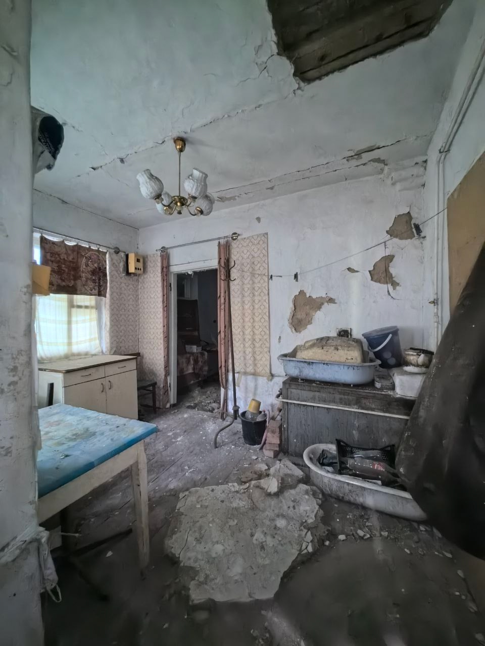 Продается дом пгт. Станица Луганская ул. Ломоносова. Цена 1 000 000 руб. На участке находится разрушенное домостроение общ. пл. 72.5 кв.м. Есть возможность подключения газа, воды, света. Рядом магазины, школа. До остановки общественного транспорта- 5-7 минут ходьбы. Участок 13 сот. (приват). . Тел.: Елена: +7...