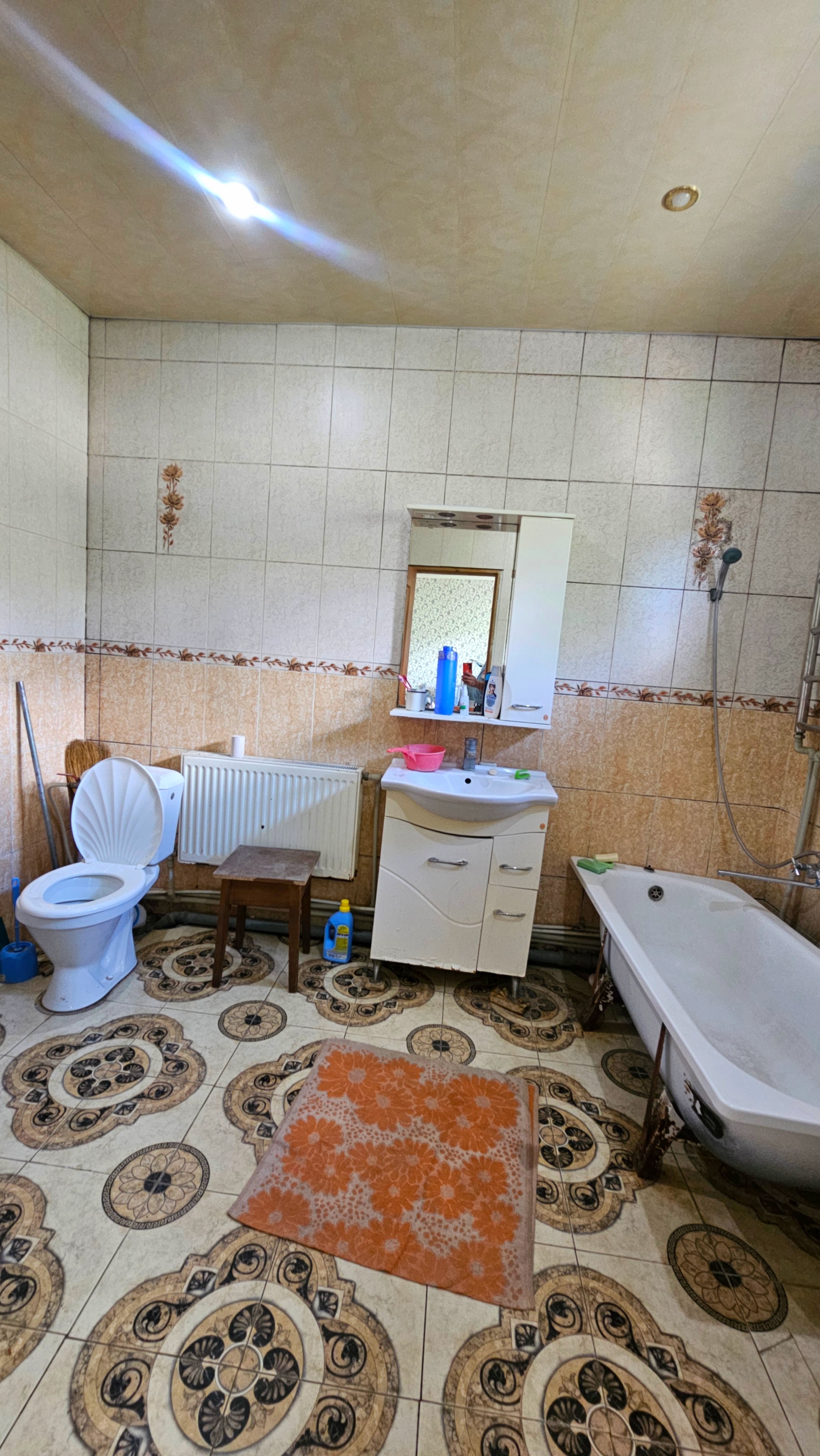 🏡Продаётся 1/2 часть дома в Свердловске, ул. Украинская, р-н Автовокзала — отличное расположение. 📐Площадь: =87 м2. Планировка: 2 спальни , зал , гостиная , просторная кухня , большой санузел . 🛠Газовое индивидуальное отопление. Есть скважина. Все окна металлопластиковые. Крышу меняли. На полу — ламинат и лин...