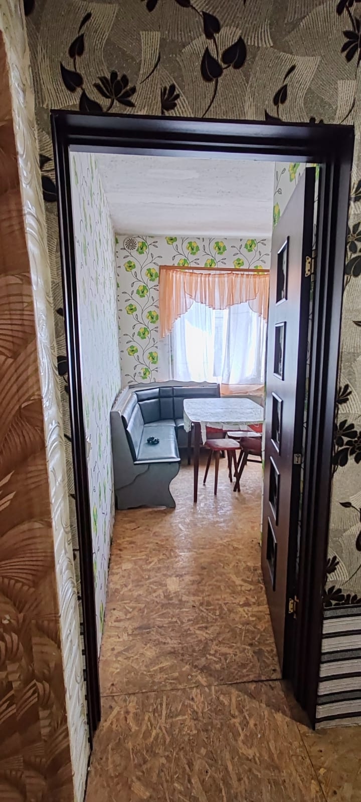 Продаётся просторный жилой дом на 98кв.м Село Придорожное, Краснодонского района. Хорошая транспортная розвязка. Газифицированный‼️ Настенный катёл ‼️ Большой просторный зал, большая и малая спальня, простроный коридор, ванна туалет в доме‼️так же в доме есть большой простроный подвал на 2 половины. Есть гара...