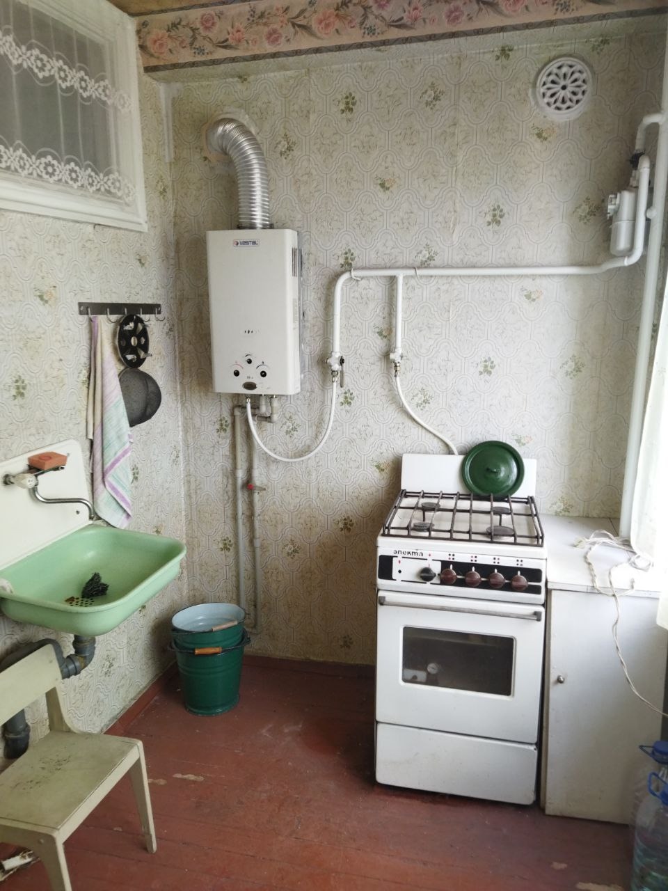 АЛЧЕВСК 🏠 Продам 2-комнатную квартиру,р-н Стоматологии. 🔑 Ключевые особенности: Вся инфраструктура под рукой: поликлиники, школы, детские сады, супермаркеты и парки. Остановка у дома. 🏢 Этажность: 4 этаж из 5. 📐 Площадь: 56,5 кв.м. — просторно и комфортно для жизни. 🧱 Планировка: Классическая, изолированная. ...