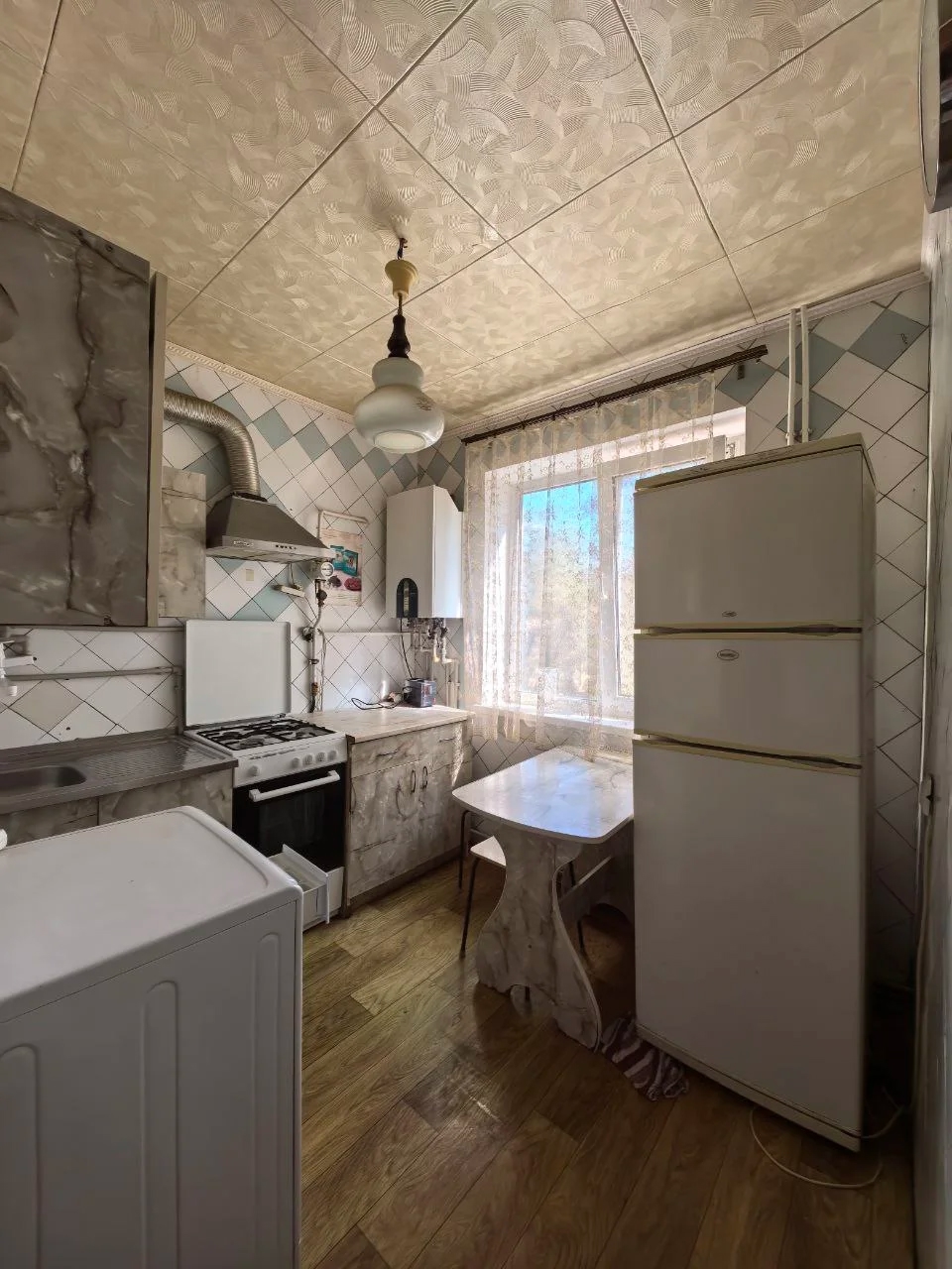 🏡 2-комнатная квартира кв. Солнечный р-н. супермаркет "Спар" О квартире: 3/5 эт. панельного дома (автономное отопление), общ. пл. 43,7 кв. м. — 2 изолированные просторные и светлые комнаты. — Совмещённый санузел. — Балкон для дополнительного хранения. — Автономное отопление — экономия на коммунальны...
