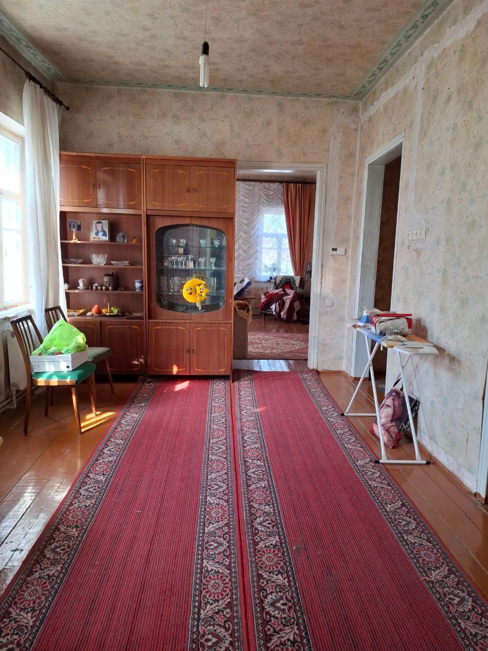Луганск. Продается в Артемовском р-н , возле 27 школы дом с флигелем , для проживания 2х семей. Дом шлакоблок /кирпич, крыша шифер, высокий цоколь, высота потолков 3м., общ. пл. 88,8 кв.м, жилая 55,4 кв.м, . Четыре комнаты, две проходные и две изолированные, кухня, большой совмещенный с/у, отопление 2х контур...